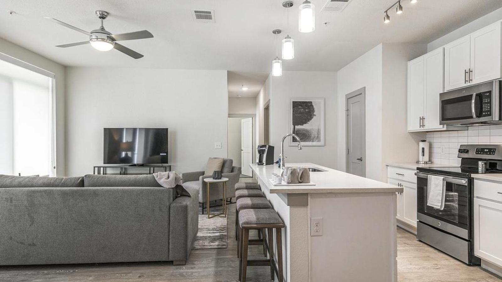 Apartment Landing Modern With Amazing Amenities *